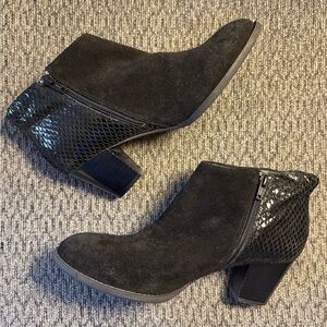 Vionic Bromley Black Suede Snakeskin Women’s Heeled Ankle Booties Size 8